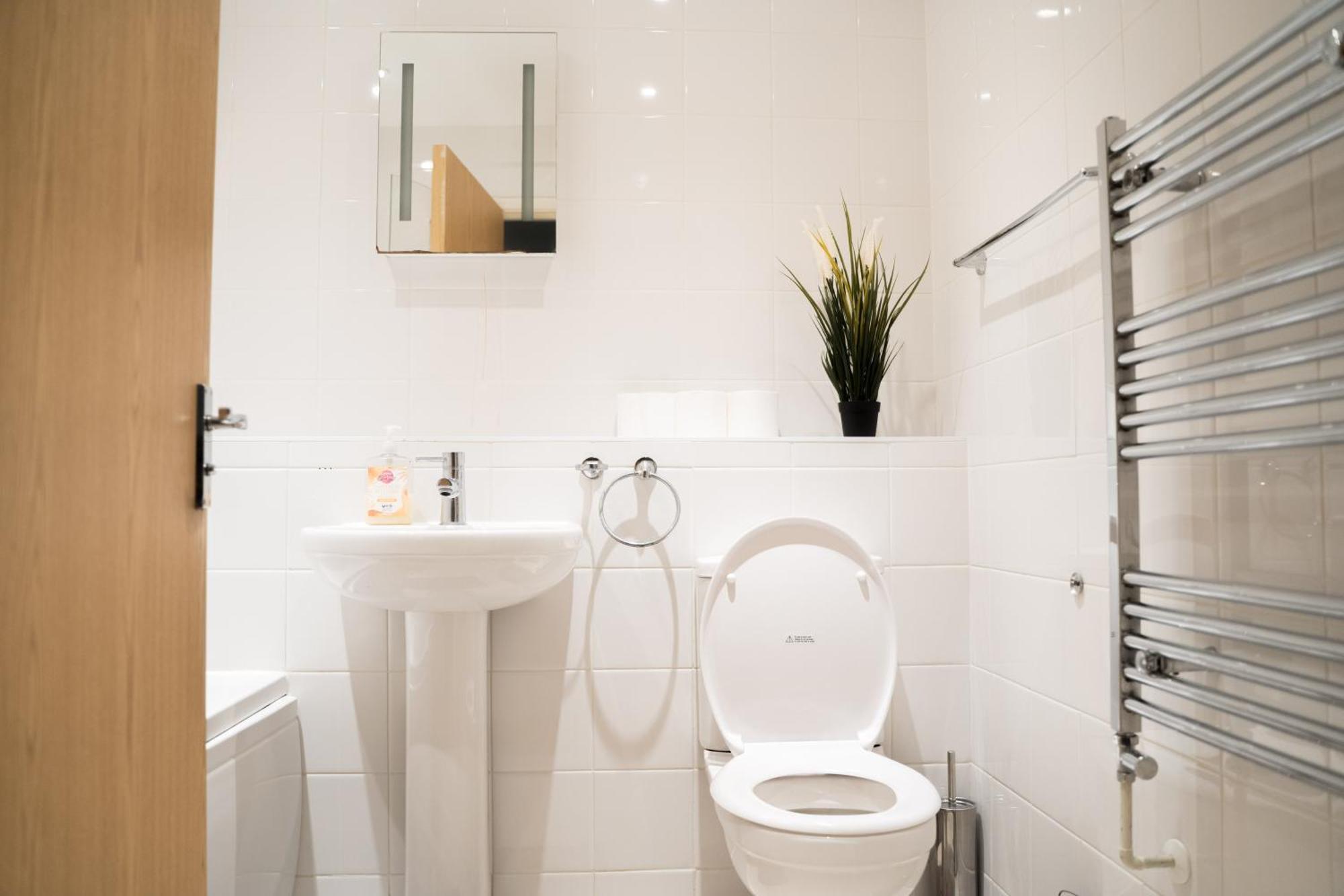 The Kensington Apartment, Free Carpark, Ideal Location For Exploring & Nearby Places, Easy Access To Ring Road Mini Plant, Universities & Science Parks *